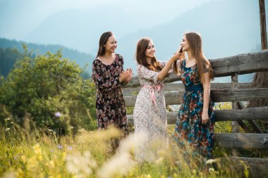 Bir güzel dağ çayır doğada üzerinde kalan kızlar Kız Giydir