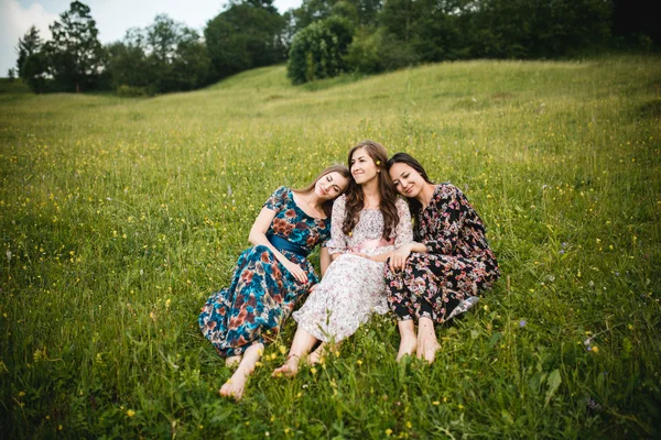 Bir güzel dağ çayır doğada üzerinde kalan kızlar Kız Giydir — Stok fotoğraf