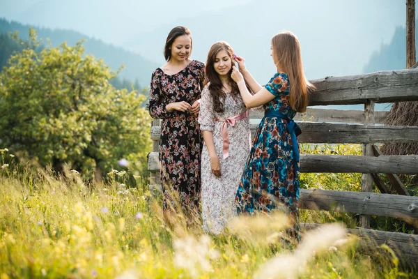 Bir güzel dağ çayır doğada üzerinde kalan kızlar Kız Giydir