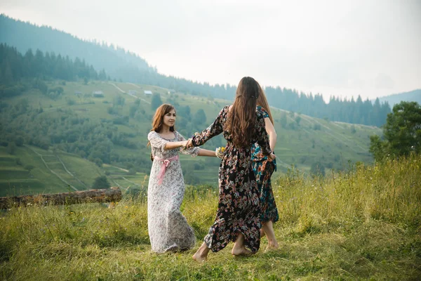 Bir güzel dağ çayır doğada üzerinde kalan kızlar Kız Giydir — Stok fotoğraf