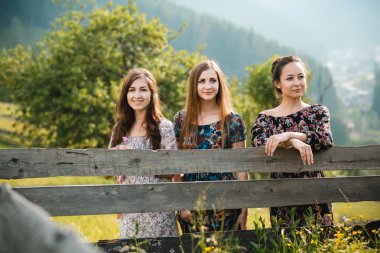 Bir güzel dağ çayır doğada üzerinde kalan kızlar Kız Giydir