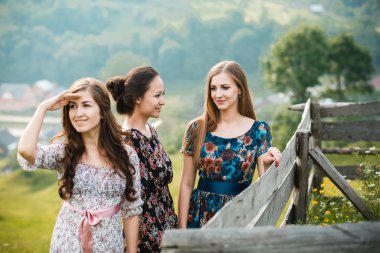 Bir güzel dağ çayır doğada üzerinde kalan kızlar Kız Giydir