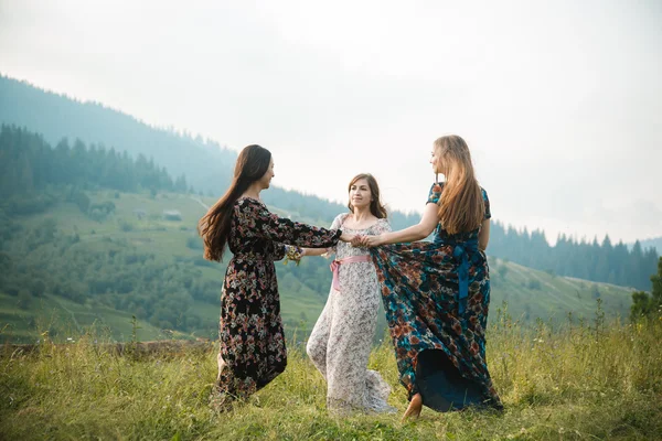 Bir güzel dağ çayır doğada üzerinde kalan kızlar Kız Giydir — Stok fotoğraf