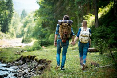 Erkek ve kız aşık turist sakin ve güzel dağ manzarası hayranım