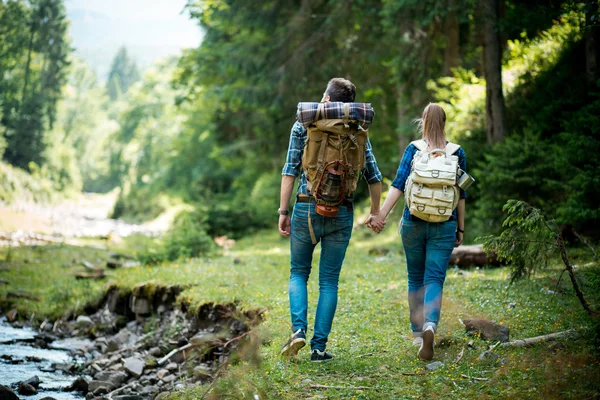 Erkek ve kız aşık turist sakin ve güzel dağ manzarası hayranım