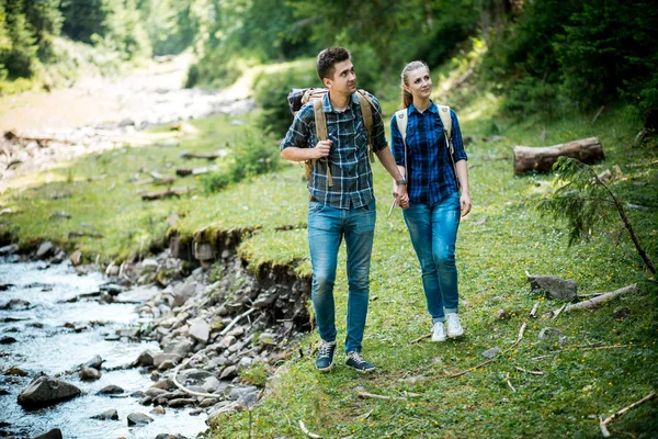 Kille och tjej älskare turister koppla av och beundra vackra bergslandskap — Stockfoto