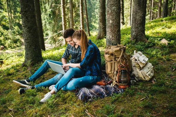Kille och tjej älskare turister koppla av och beundra vackra bergslandskap — Stockfoto