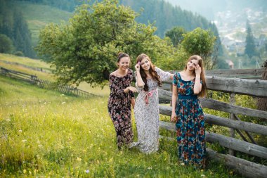 Bir güzel dağ çayır doğada üzerinde kalan kızlar Kız Giydir