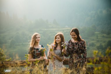 Bir güzel dağ çayır doğada üzerinde kalan kızlar Kız Giydir