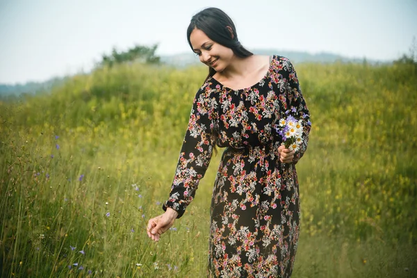 Bir güzel dağ çayır doğada üzerinde kalan kızlar Kız Giydir — Stok fotoğraf