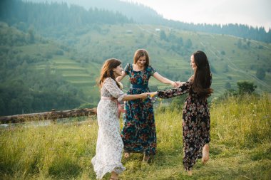 Bir güzel dağ çayır doğada üzerinde kalan kızlar Kız Giydir