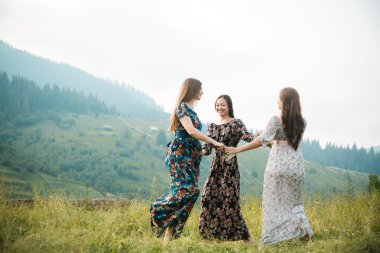 Bir güzel dağ çayır doğada üzerinde kalan kızlar Kız Giydir