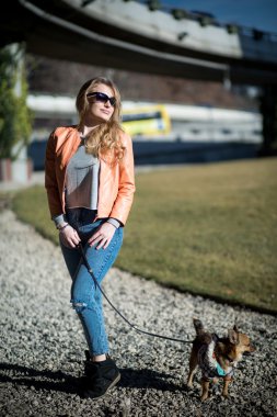 Güzel sarışın kadın. 