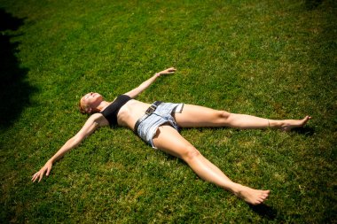 Genç güzel kız güzel gövdeli niteliğine yoga yapar.