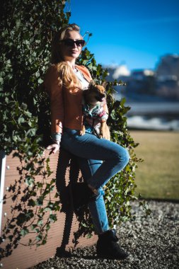 Güzel sarışın kadın. 