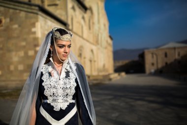 güzel genç Gürcü Kız Giydir