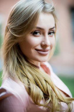 Güzel sarışın kadın. 
