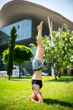 Genç güzel kız güzel gövdeli niteliğine yoga yapar.