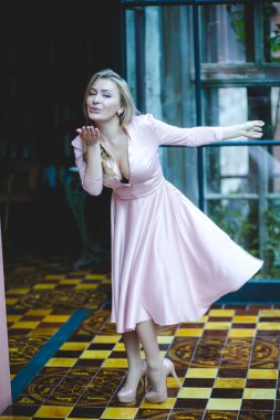 Güzel sarışın kadın. 