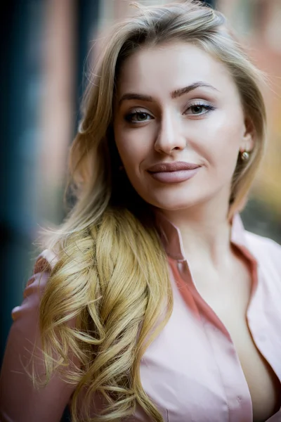 Mulher loira jovem bonita — Fotografia de Stock