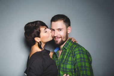 Güzel çift sarılma ve tein arka plan üzerinde gülüyor. Eğlenceli, aşk ve mutluluk kavramı