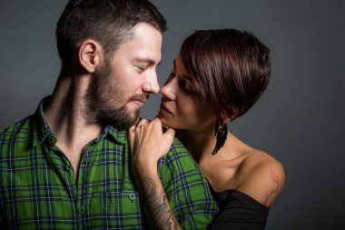 Güzel çift sarılma ve tein arka plan üzerinde gülüyor. Eğlenceli, aşk ve mutluluk kavramı