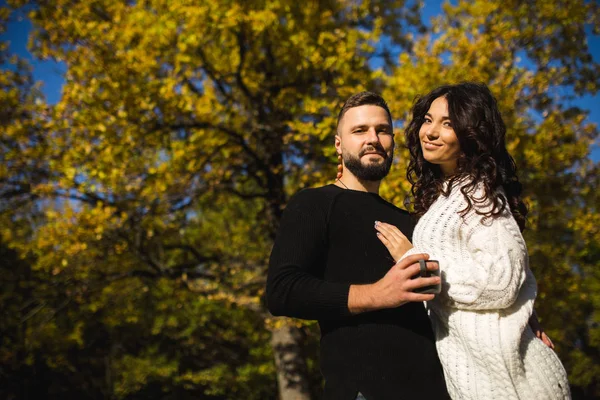 Casal apaixonado - Início de uma história de amor . — Fotografia de Stock