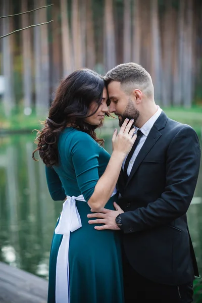 Casal apaixonado - Início de uma história de amor . — Fotografia de Stock