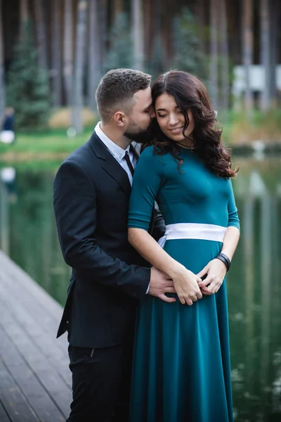 Pareja enamorada - Comienzo de una historia de amor . — Foto de Stock