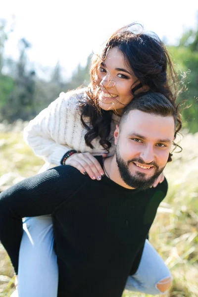 Casal apaixonado - Início de uma história de amor . — Fotografia de Stock