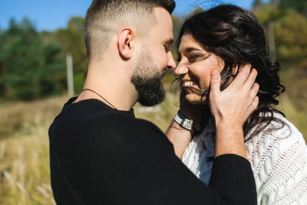 Casal apaixonado - Início de uma história de amor . — Fotografia de Stock