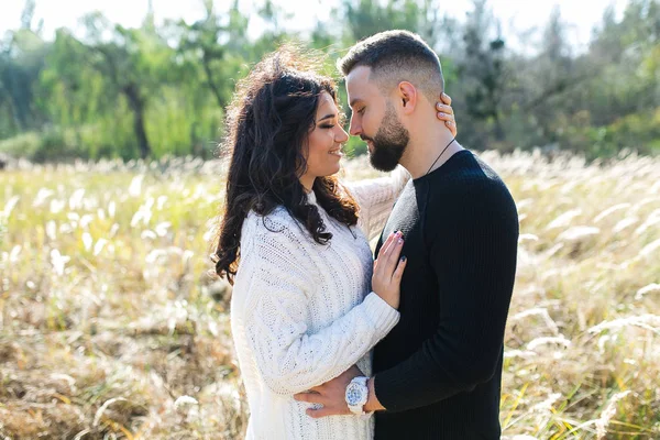 Pareja enamorada - Comienzo de una historia de amor . — Foto de Stock