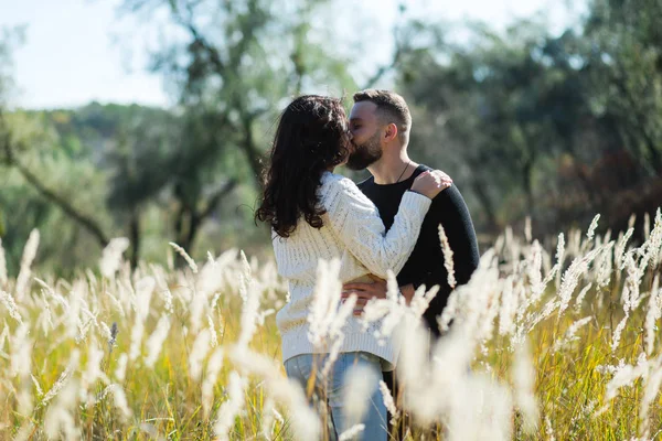 Pareja enamorada - Comienzo de una historia de amor . —  Fotos de Stock