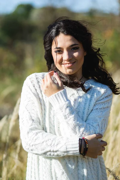 Retrato de menina bonita, ao ar livre na natureza em fundo dia ensolarado — Fotografia de Stock