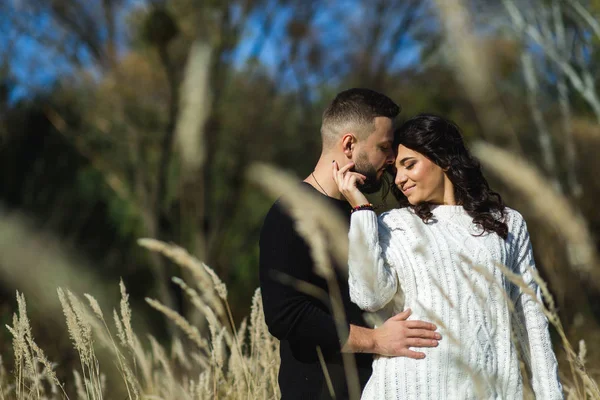 Casal apaixonado - Início de uma história de amor . — Fotografia de Stock