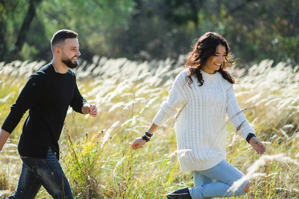 Par i kärlek - början av en kärlekshistoria. — Stockfoto