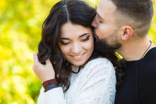 Casal apaixonado - Início de uma história de amor . — Fotografia de Stock