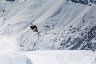 Erkek snowboard kayak pisti üzerinde taze kar üzerinde kayak merkezi Gürcistan'daki güneşli kış gününde snowboard.