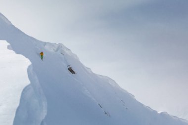 Erkek snowboard kayak pisti üzerinde taze kar üzerinde kayak merkezi Gürcistan'daki güneşli kış gününde snowboard.