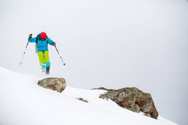 Erkek snowboard kayak pisti üzerinde taze kar üzerinde kayak merkezi Gürcistan'daki güneşli kış gününde snowboard.