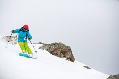 Erkek snowboard kayak pisti üzerinde taze kar üzerinde kayak merkezi Gürcistan'daki güneşli kış gününde snowboard.