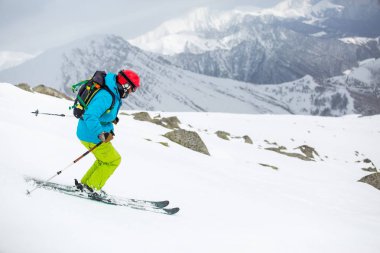 Erkek snowboard kayak pisti üzerinde taze kar üzerinde kayak merkezi Gürcistan'daki güneşli kış gününde snowboard.