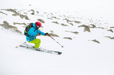 Erkek snowboard kayak pisti üzerinde taze kar üzerinde kayak merkezi Gürcistan'daki güneşli kış gününde snowboard.