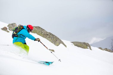 Erkek snowboard kayak pisti üzerinde taze kar üzerinde kayak merkezi Gürcistan'daki güneşli kış gününde snowboard.