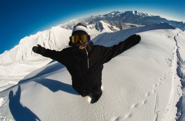 Erkek snowboard kayak pisti üzerinde taze kar üzerinde kayak merkezi Gürcistan'daki güneşli kış gününde snowboard.