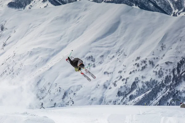 Erkek snowboard kayak pisti üzerinde taze kar üzerinde kayak merkezi Gürcistan'daki güneşli kış gününde snowboard.