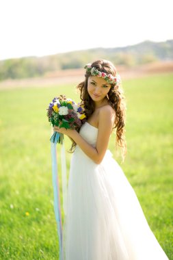 Güzel gelin gelinlik ve doğada çok güzel bir ruh hali ile