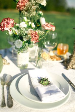 yemek ve sofra düğün Resepsiyon closeup, zarif güzel bir şekilde dekore edilmiş tablo