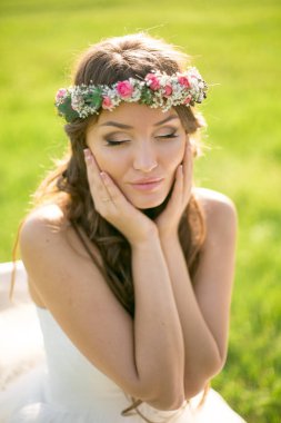 Güzel gelin gelinlik ve doğada çok güzel bir ruh hali ile