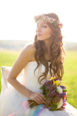 Güzel gelin gelinlik ve doğada çok güzel bir ruh hali ile